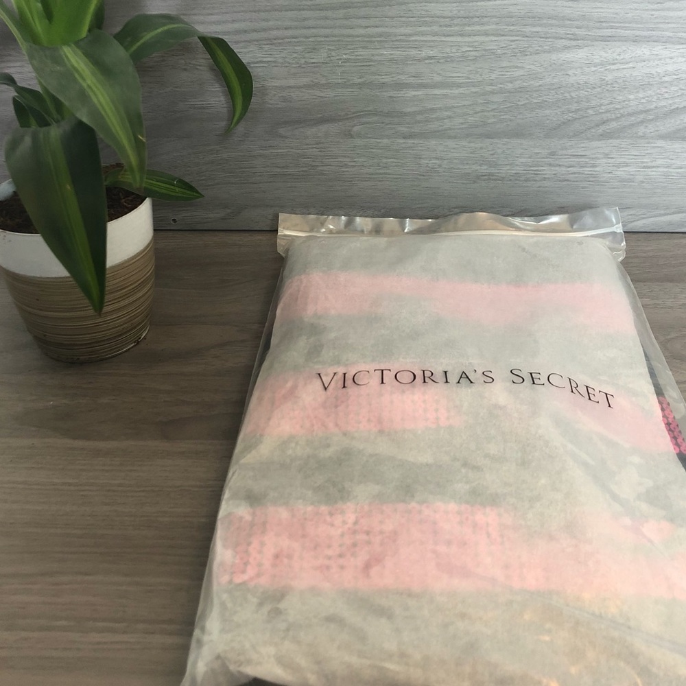 Victoria’s Secret tote bag black and pink